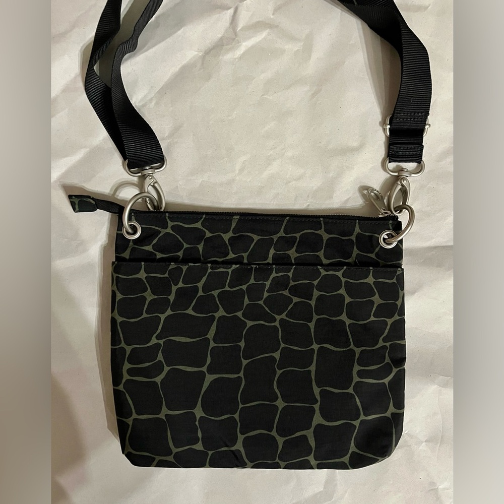 BAGGALLINI OLIVE GREEN & BLACK GIRAFFE PRINT ‘SYDNEY’ CROSSBODY NWOT - Picture 2 of 4